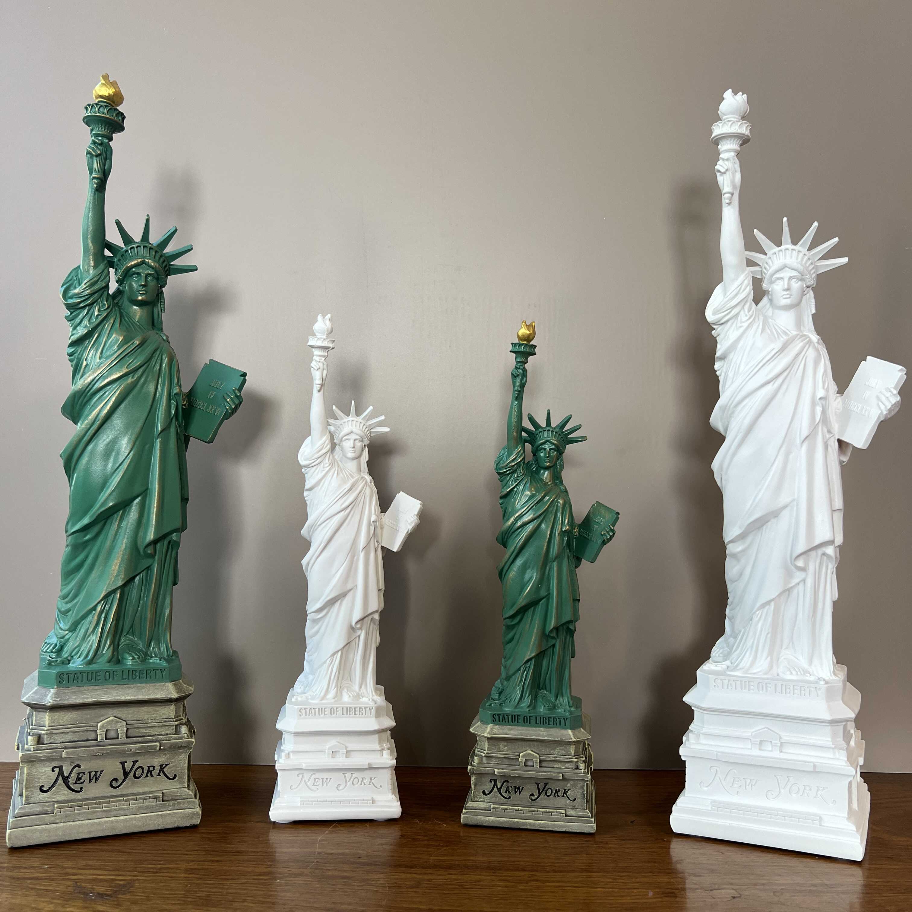 Travel Accessories New York - YuryFvna Statue of Liberty Model Desk