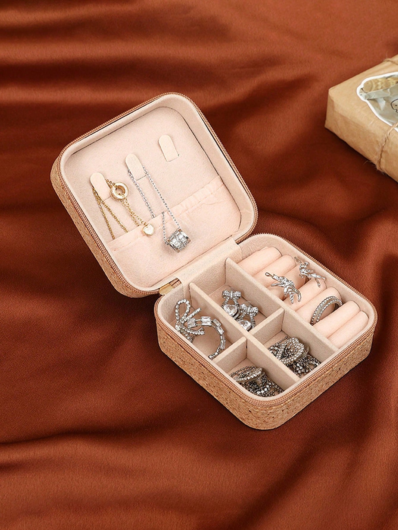 Square Vintage Bohemian Patter - Travel Accessories Jewelry recension och pris